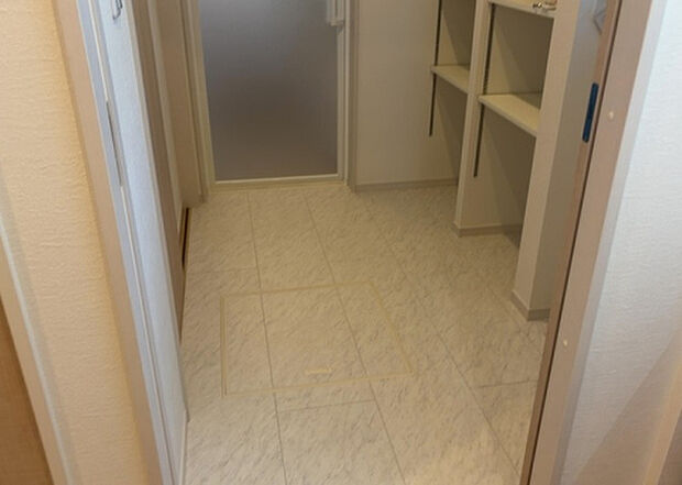 【脱衣場】多くの戸建て住宅で見かける洗面脱衣所は、洗面台と洗濯機が2畳ほどのスペースに並べられていて、洗面所が脱衣所を兼ね備えている間取りが一般的です。お客様が利用することもある、パブリックな空間でもあります。