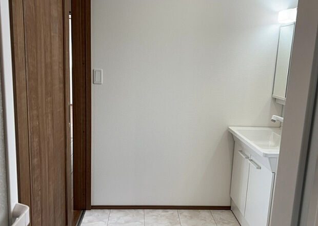 【脱衣場】多くの戸建て住宅で見かける洗面脱衣所は、洗面台と洗濯機が2畳ほどのスペースに並べられていて、洗面所が脱衣所を兼ね備えている間取りが一般的です。お客様が利用することもある、パブリックな空間でもあります。