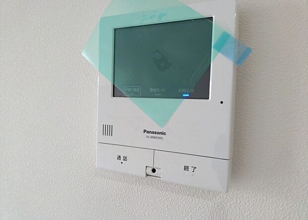 【ＴＶモニター付きインターホン】TVモニター付きインターホンは、来訪者の顔を確認できるだけでなく、音声でやり取りすることもできるため、セキュリティ面で安心できる設備です。モニター画面が大きく見やすいもの、夜間でも来訪者をしっかりと確認できるものなど、機能性を重視したいところです。