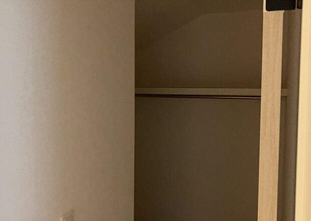 【ウォークインクローゼット】ウォークインクローゼットがあれば、クローゼット内でコーディネートが完成できますし、季節の変わり目に行う衣替えの手間も省けます。また、スーツケースなど大きいものもしまうことができ使い勝手がよいです。