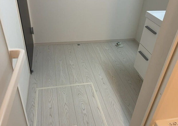 【脱衣場】多くの戸建て住宅で見かける洗面脱衣所は、洗面台と洗濯機が2畳ほどのスペースに並べられていて、洗面所が脱衣所を兼ね備えている間取りが一般的です。お客様が利用することもある、パブリックな空間でもあります。