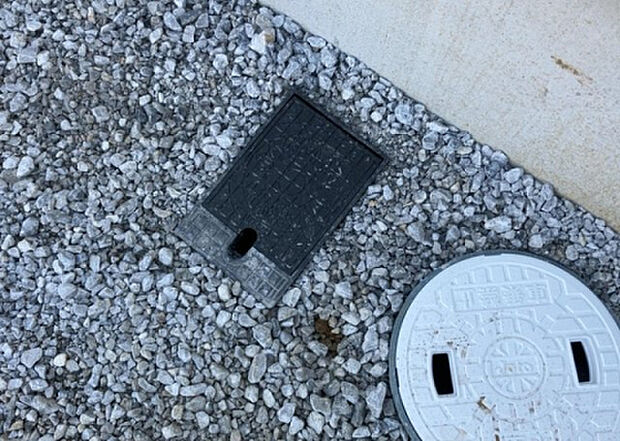 【その他設備】敷地内には、散水栓や立水栓があります。水道水を直接利用できるため、水を運ぶ手間を省くことが出来ます。大量の水を必要とする洗車作業や清掃などに役立ちます。その他設備とあわせて、現地でご確認ください。