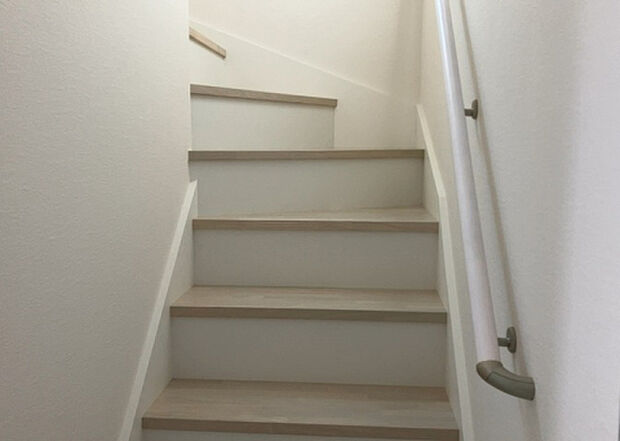 【内装】建物の上下階の通路である階段は、その位置によって動線や室内の印象が大きく左右されます。手摺にも重要な役割があり、転倒の防止・歩行や動作を円滑にして日常生活を支えることを主な目的として設置されています。