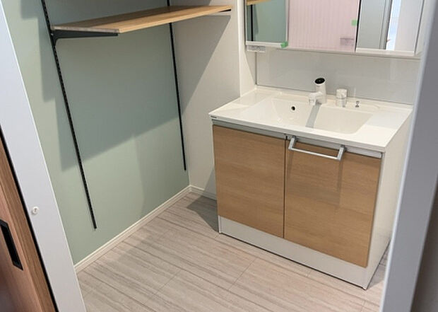 【脱衣場】多くの戸建て住宅で見かける洗面脱衣所は、洗面台と洗濯機が2畳ほどのスペースに並べられていて、洗面所が脱衣所を兼ね備えている間取りが一般的です。お客様が利用することもある、パブリックな空間でもあります。