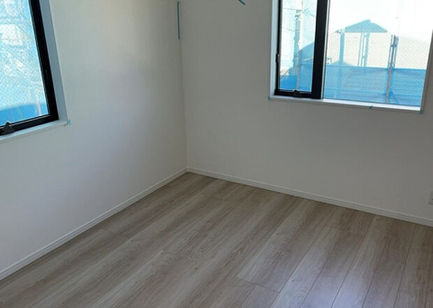 【洋室】洋室のメリットは重い家具が置きやすく、身の回りが整理しやすいことです。 床がフローリングのため畳とは異なり凹みにくいです。 クローゼットなど収納が豊富で、普段使わない旅行カバンや服の整頓も簡単にです。