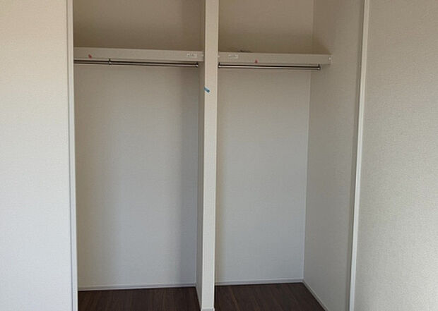 【ウォークインクローゼット】ウォークインクローゼットがあれば、クローゼット内でコーディネートが完成できますし、季節の変わり目に行う衣替えの手間も省けます。また、スーツケースなど大きいものもしまうことができ使い勝手がよいです。