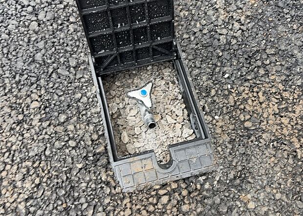 【外水栓】外水栓は、庭の水やりや洗車など、様々な用途に使える便利な設備です。ホースがしっかりと接続できるもの、水圧が安定しているものなど、使い勝手の良いものを選びましょう。また、凍結防止機能が付いているものなら、冬場でも安心して使用できます。