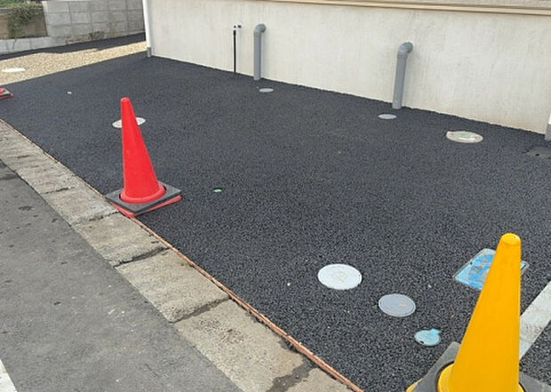 【駐車場】駐車場と明記されていても、最小スペースでつくられた駐車場だと大型車は駐車できなかったり、出入りしにくくなったりする可能性があります。お車のサイズと購入したい物件の駐車場のサイズを現地で確認しましょう。