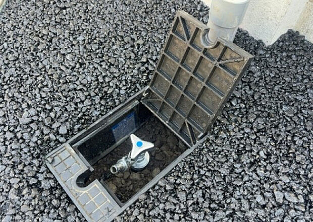 【その他設備】敷地内には、散水栓や立水栓があります。水道水を直接利用できるため、水を運ぶ手間を省くことが出来ます。大量の水を必要とする洗車作業や清掃などに役立ちます。その他設備とあわせて、現地でご確認ください。