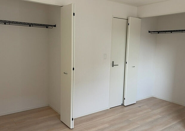 【ウォークインクローゼット】ウォークインクローゼットがあれば、クローゼット内でコーディネートが完成できますし、季節の変わり目に行う衣替えの手間も省けます。また、スーツケースなど大きいものもしまうことができ使い勝手がよいです。