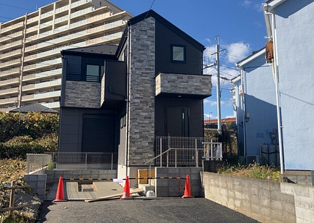 【前面道路含む現地写真_2】お持ちの車種によっては前面道路が広い方が便利でしょう。しかし、前面道路が広ければその分交通量が多くなるため、騒音などが気になる場合があります。実際に現地を見学し、周辺交通量や騒音などを確認しましょう!