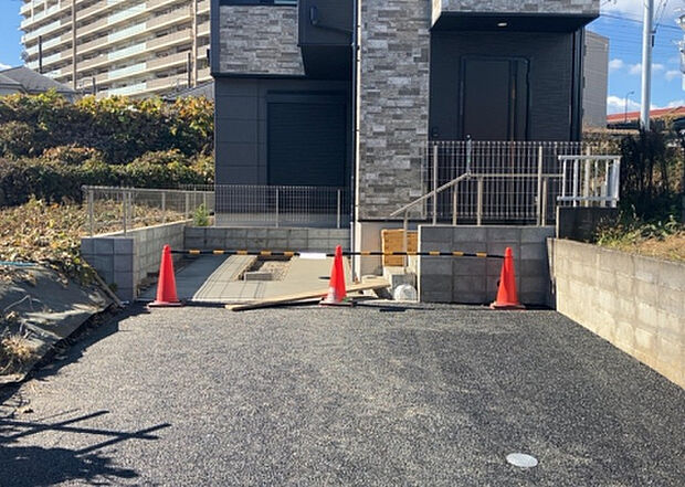 【駐車場】駐車場と明記されていても、最小スペースでつくられた駐車場だと大型車は駐車できなかったり、出入りしにくくなったりする可能性があります。お車のサイズと購入したい物件の駐車場のサイズを現地で確認しましょう。