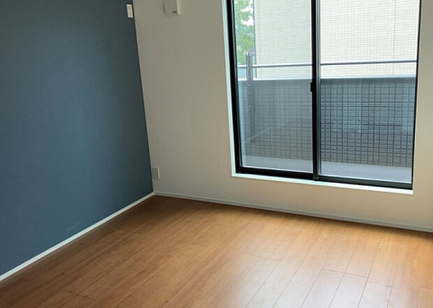 【洋室】洋室のメリットは重い家具が置きやすく、身の回りが整理しやすいことです。 床がフローリングのため畳とは異なり凹みにくいです。 クローゼットなど収納が豊富で、普段使わない旅行カバンや服の整頓も簡単にです。