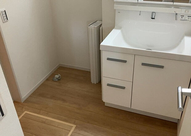 【脱衣場】多くの戸建て住宅で見かける洗面脱衣所は、洗面台と洗濯機が2畳ほどのスペースに並べられていて、洗面所が脱衣所を兼ね備えている間取りが一般的です。お客様が利用することもある、パブリックな空間でもあります。