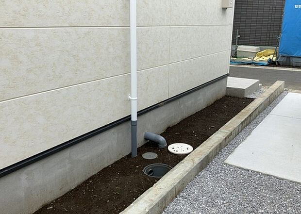 【庭】庭があることでガーデニングや家庭菜園はもちろん、こどもの遊び場やペットを放して遊ぶことができます。また、家の周囲に余裕があるということです。隣地との間があれば、十分な日当たりと、風通しが確保できます。