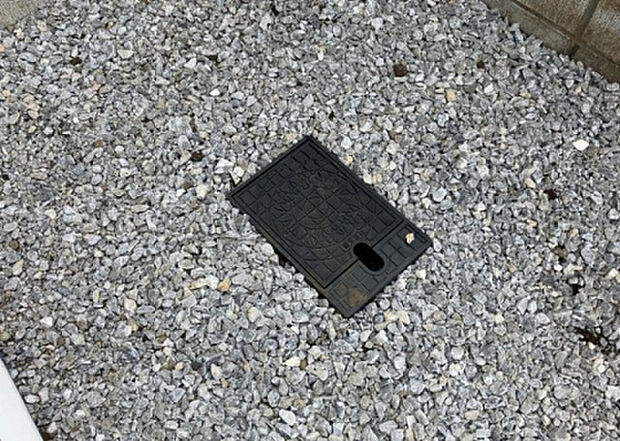 【その他設備】敷地内には、散水栓や立水栓があります。水道水を直接利用できるため、水を運ぶ手間を省くことが出来ます。大量の水を必要とする洗車作業や清掃などに役立ちます。その他設備とあわせて、現地でご確認ください。