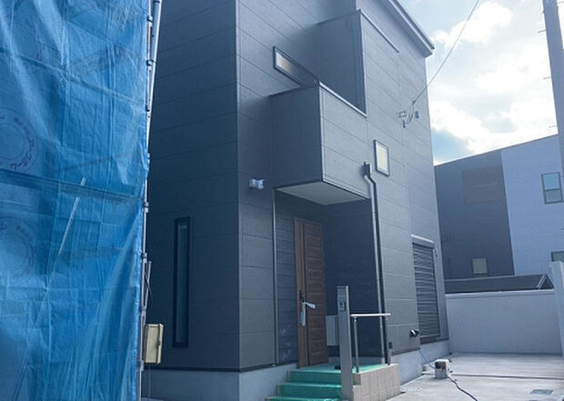 【前面道路含む現地写真_2】お持ちの車種によっては前面道路が広い方が便利でしょう。しかし、前面道路が広ければその分交通量が多くなるため、騒音などが気になる場合があります。実際に現地を見学し、周辺交通量や騒音などを確認しましょう！