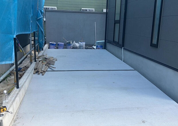 【駐車場】駐車場と明記されていても、最小スペースでつくられた駐車場だと大型車は駐車できなかったり、出入りしにくくなったりする可能性があります。お車のサイズと購入したい物件の駐車場のサイズを現地で確認しましょう。