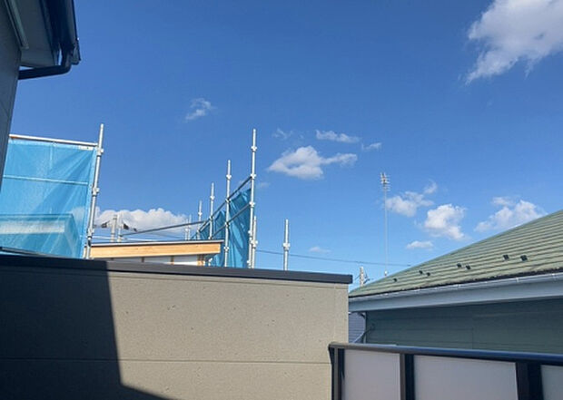 【物件からの展望】眺望を気にして物件を探す場合、前面に建物が建っていないか現地で確認しましょう！前面に建物があると景色はもちろん、日当たりや風通しにも影響が出てきます。住んだ時のことを想像しながら現地見学をしましょう。