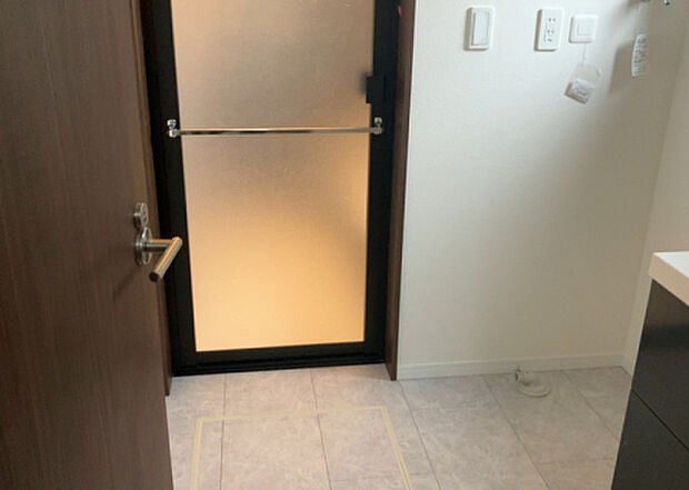 【脱衣場】多くの戸建て住宅で見かける洗面脱衣所は、洗面台と洗濯機が2畳ほどのスペースに並べられていて、洗面所が脱衣所を兼ね備えている間取りが一般的です。お客様が利用することもある、パブリックな空間でもあります。