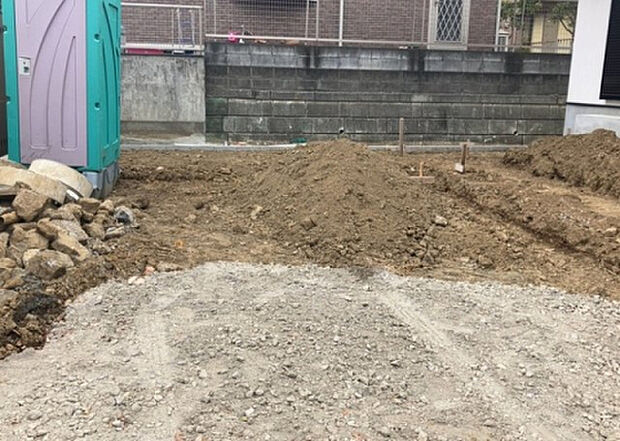 【駐車場】駐車場と明記されていても、最小スペースでつくられた駐車場だと大型車は駐車できなかったり、出入りしにくくなったりする可能性があります。お車のサイズと購入したい物件の駐車場のサイズを現地で確認しましょう。