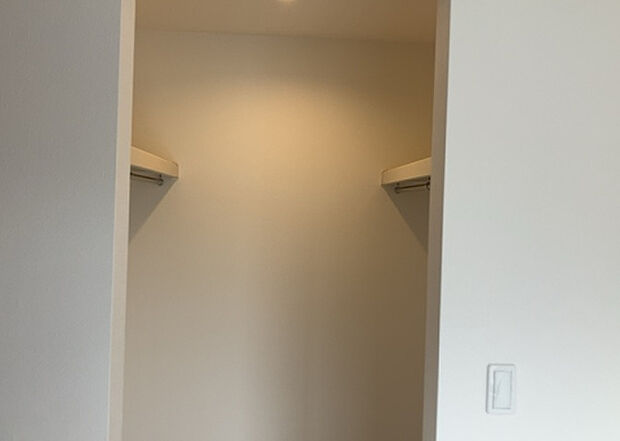 【ウォークインクローゼット】ウォークインクローゼットがあれば、クローゼット内でコーディネートが完成できますし、季節の変わり目に行う衣替えの手間も省けます。また、スーツケースなど大きいものもしまうことができ使い勝手がよいです。