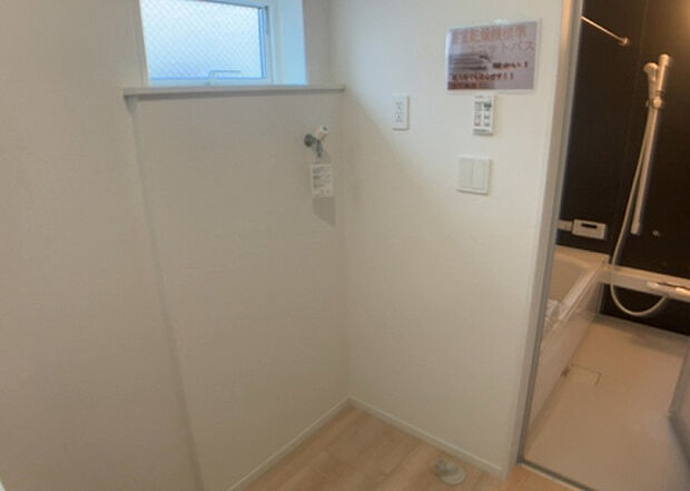 【ランドリースペース】ランドリースペースも気になります。洗濯機置場があり「洗う、干す、取り込む、アイロンがけ、たたむ」など、洗濯に関する家事をするための空間です。広さや収納など付帯設備も含めて、詳細は現地でご確認ください。
