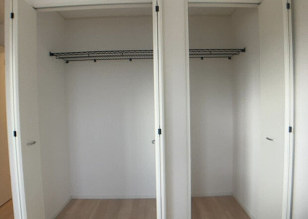 【ウォークインクローゼット】ウォークインクローゼットがあれば、クローゼット内でコーディネートが完成できますし、季節の変わり目に行う衣替えの手間も省けます。また、スーツケースなど大きいものもしまうことができ使い勝手がよいです。