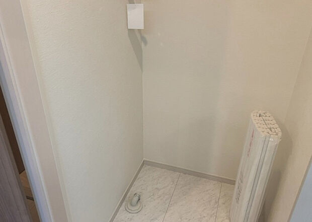 【ランドリースペース】ランドリースペースも気になります。洗濯機置場があり「洗う、干す、取り込む、アイロンがけ、たたむ」など、洗濯に関する家事をするための空間です。広さや収納など付帯設備も含めて、詳細は現地でご確認ください。