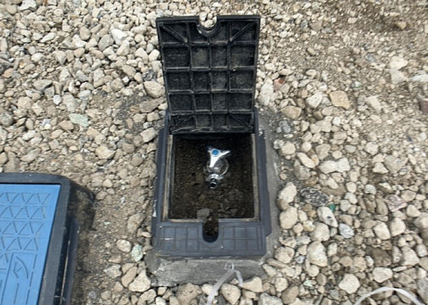 【その他設備】敷地内には、散水栓や立水栓があります。水道水を直接利用できるため、水を運ぶ手間を省くことが出来ます。大量の水を必要とする洗車作業や清掃などに役立ちます。その他設備とあわせて、現地でご確認ください。