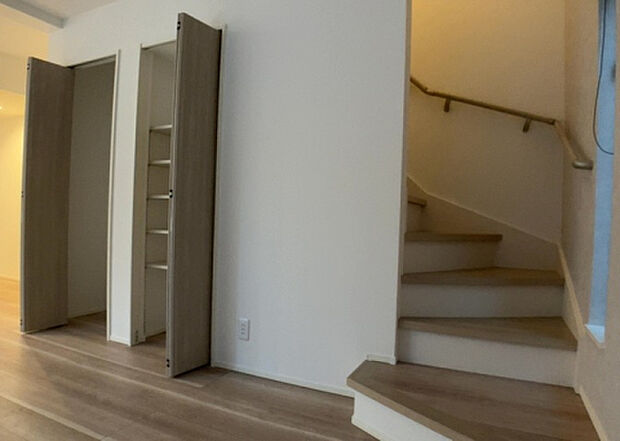 【内装】建物の上下階の通路である階段は、その位置によって動線や室内の印象が大きく左右されます。手摺にも重要な役割があり、転倒の防止・歩行や動作を円滑にして日常生活を支えることを主な目的として設置されています。