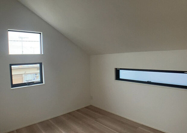 【洋室】洋室のメリットは重い家具が置きやすく、身の回りが整理しやすいことです。 床がフローリングのため畳とは異なり凹みにくいです。 クローゼットなど収納が豊富で、普段使わない旅行カバンや服の整頓も簡単にです。