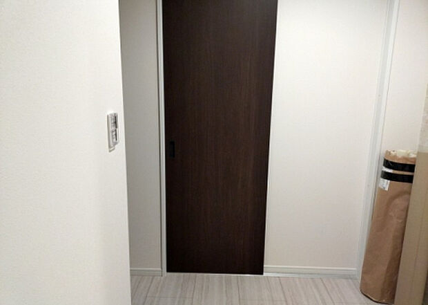 【脱衣場】多くの戸建て住宅で見かける洗面脱衣所は、洗面台と洗濯機が2畳ほどのスペースに並べられていて、洗面所が脱衣所を兼ね備えている間取りが一般的です。お客様が利用することもある、パブリックな空間でもあります。