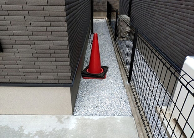 【庭】庭があることでガーデニングや家庭菜園はもちろん、こどもの遊び場やペットを放して遊ぶことができます。また、家の周囲に余裕があるということです。隣地との間があれば、十分な日当たりと、風通しが確保できます。