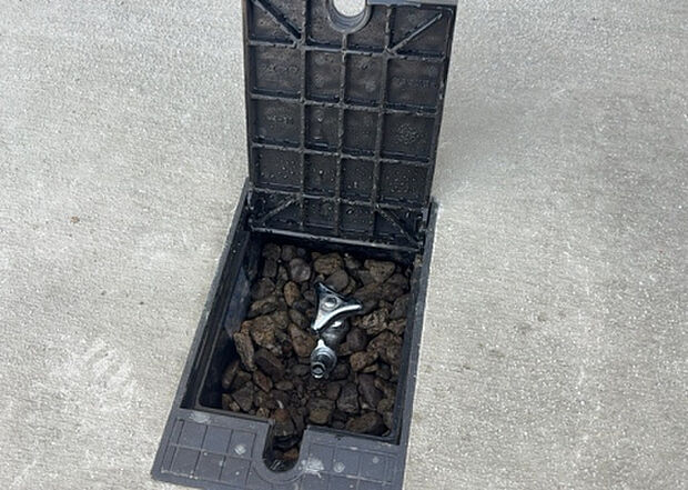 【その他設備】敷地内には、散水栓や立水栓があります。水道水を直接利用できるため、水を運ぶ手間を省くことが出来ます。大量の水を必要とする洗車作業や清掃などに役立ちます。その他設備とあわせて、現地でご確認ください。