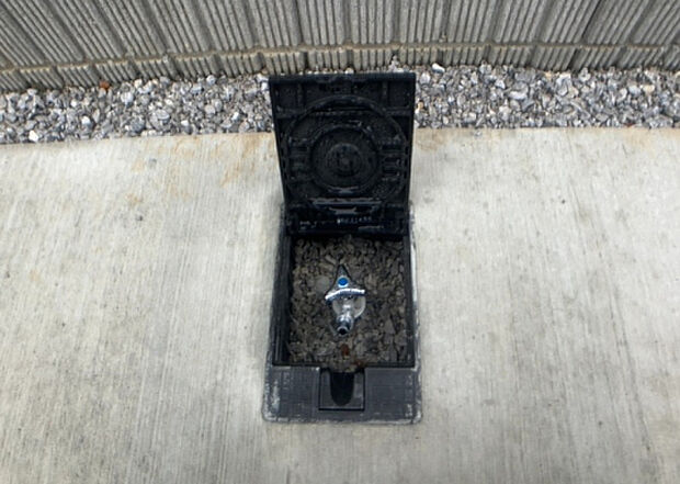 【その他設備】敷地内には、散水栓や立水栓があります。水道水を直接利用できるため、水を運ぶ手間を省くことが出来ます。大量の水を必要とする洗車作業や清掃などに役立ちます。その他設備とあわせて、現地でご確認ください。