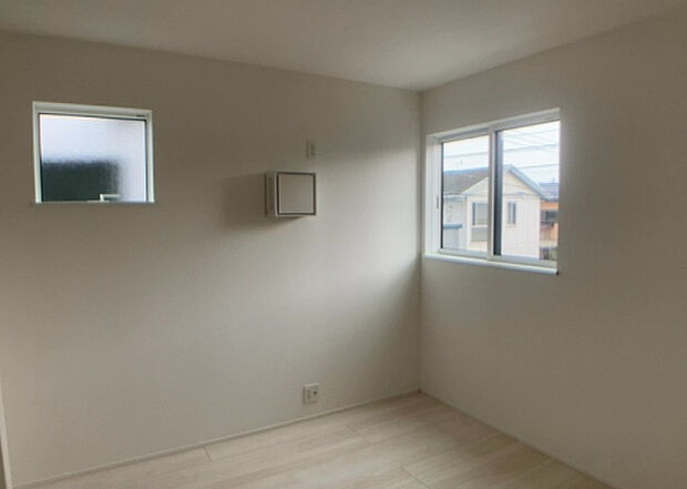 【洋室】洋室のメリットは重い家具が置きやすく、身の回りが整理しやすいことです。 床がフローリングのため畳とは異なり凹みにくいです。 クローゼットなど収納が豊富で、普段使わない旅行カバンや服の整頓も簡単にです。