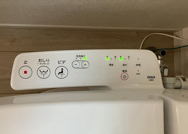 【ウォシュレット(リモコン)】ウォシュレットは、衛生面だけでなく、快適性も向上させる便利な設備です。洗浄機能の種類や水温調節機能など、様々な機能が付いたものが多くあります。リモコンも、操作が簡単で、使いやすいものを選びましょう。