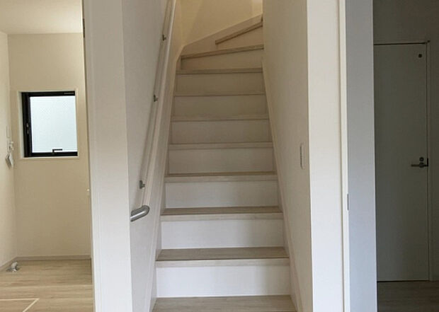 【内装】建物の上下階の通路である階段は、その位置によって動線や室内の印象が大きく左右されます。手摺にも重要な役割があり、転倒の防止・歩行や動作を円滑にして日常生活を支えることを主な目的として設置されています。