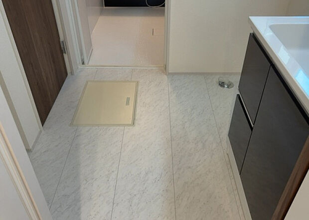 【脱衣場】多くの戸建て住宅で見かける洗面脱衣所は、洗面台と洗濯機が2畳ほどのスペースに並べられていて、洗面所が脱衣所を兼ね備えている間取りが一般的です。お客様が利用することもある、パブリックな空間でもあります。