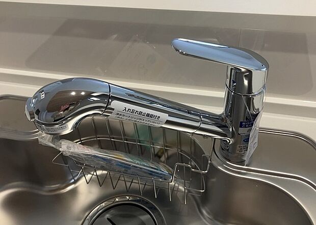 【キッチン水栓】キッチン水栓は、毎日必ず使うものだからこそ、使いやすさが重要です。シャワーヘッドの切り替えがスムーズか、吐水量が調節できるか、水しぶきが飛び散りにくい構造か、浄水機能が付いているかなど、日々の家事を快適にするための機能が数多くあります。また、デザインも多種多様なので、キッチン全体の雰囲気に合わせたものを選ぶことができます。