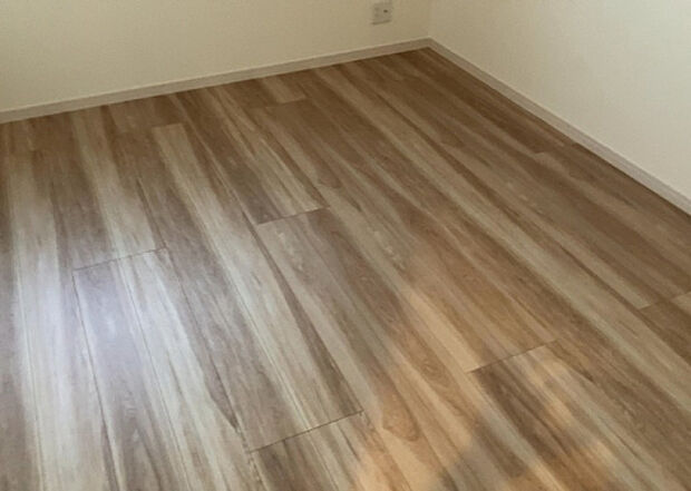 【洋室】洋室のメリットは重い家具が置きやすく、身の回りが整理しやすいことです。 床がフローリングのため畳とは異なり凹みにくいです。 クローゼットなど収納が豊富で、普段使わない旅行カバンや服の整頓も簡単にです。