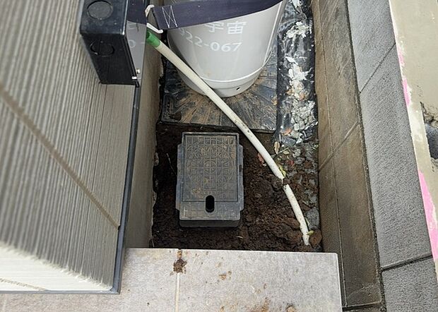 【外水栓】外水栓は、庭の水やりや洗車など、様々な用途に使える便利な設備です。ホースがしっかりと接続できるもの、水圧が安定しているものなど、使い勝手の良いものを選びましょう。また、凍結防止機能が付いているものなら、冬場でも安心して使用できます。