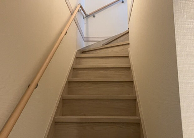 【内装】建物の上下階の通路である階段は、その位置によって動線や室内の印象が大きく左右されます。手摺にも重要な役割があり、転倒の防止・歩行や動作を円滑にして日常生活を支えることを主な目的として設置されています。