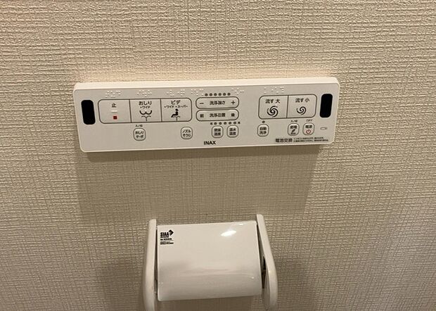 【ウォシュレット（リモコン）】ウォシュレットは、衛生面だけでなく、快適性も向上させる便利な設備です。洗浄機能の種類や水温調節機能など、様々な機能が付いたものが多くあります。リモコンも、操作が簡単で、使いやすいものを選びましょう。