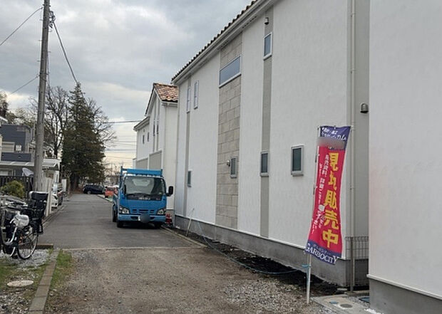【前面道路含む現地写真_2】お持ちの車種によっては前面道路が広い方が便利でしょう。しかし、前面道路が広ければその分交通量が多くなるため、騒音などが気になる場合があります。実際に現地を見学し、周辺交通量や騒音などを確認しましょう！