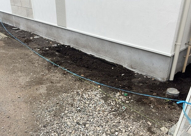 【庭】庭があることでガーデニングや家庭菜園はもちろん、こどもの遊び場やペットを放して遊ぶことができます。また、家の周囲に余裕があるということです。隣地との間があれば、十分な日当たりと、風通しが確保できます。