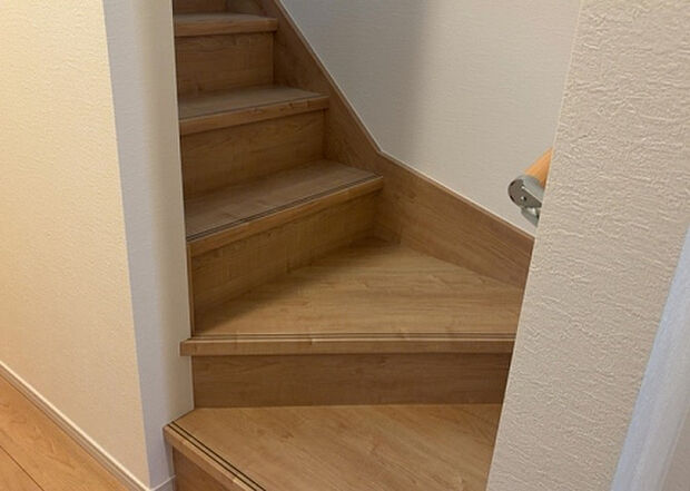 【内装】建物の上下階の通路である階段は、その位置によって動線や室内の印象が大きく左右されます。手摺にも重要な役割があり、転倒の防止・歩行や動作を円滑にして日常生活を支えることを主な目的として設置されています。