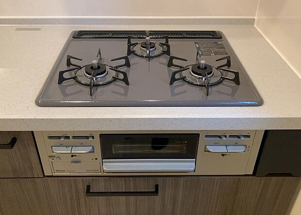 【キッチンコンロ】キッチンコンロは、料理の質を大きく左右する重要な設備です。火力調整のしやすさ、グリル機能の有無、安全装置の充実度など、選ぶポイントがたくさんあります。特に、IHクッキングヒーターは、お手入れのしやすさや安全性が高く、近年人気が高まっています。