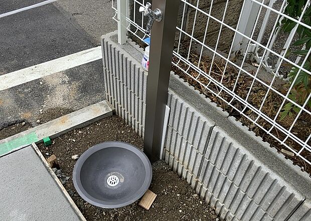 【外水栓】外水栓は、庭の水やりや洗車など、様々な用途に使える便利な設備です。ホースがしっかりと接続できるもの、水圧が安定しているものなど、使い勝手の良いものを選びましょう。また、凍結防止機能が付いているものなら、冬場でも安心して使用できます。